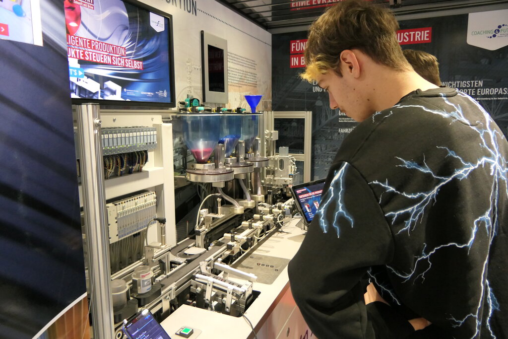 Schüler im Discover Industry Truck