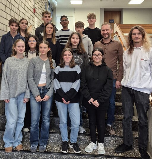 Die 13 frisch geprüften Schulsanitäter*innen mit ihren Prüfern