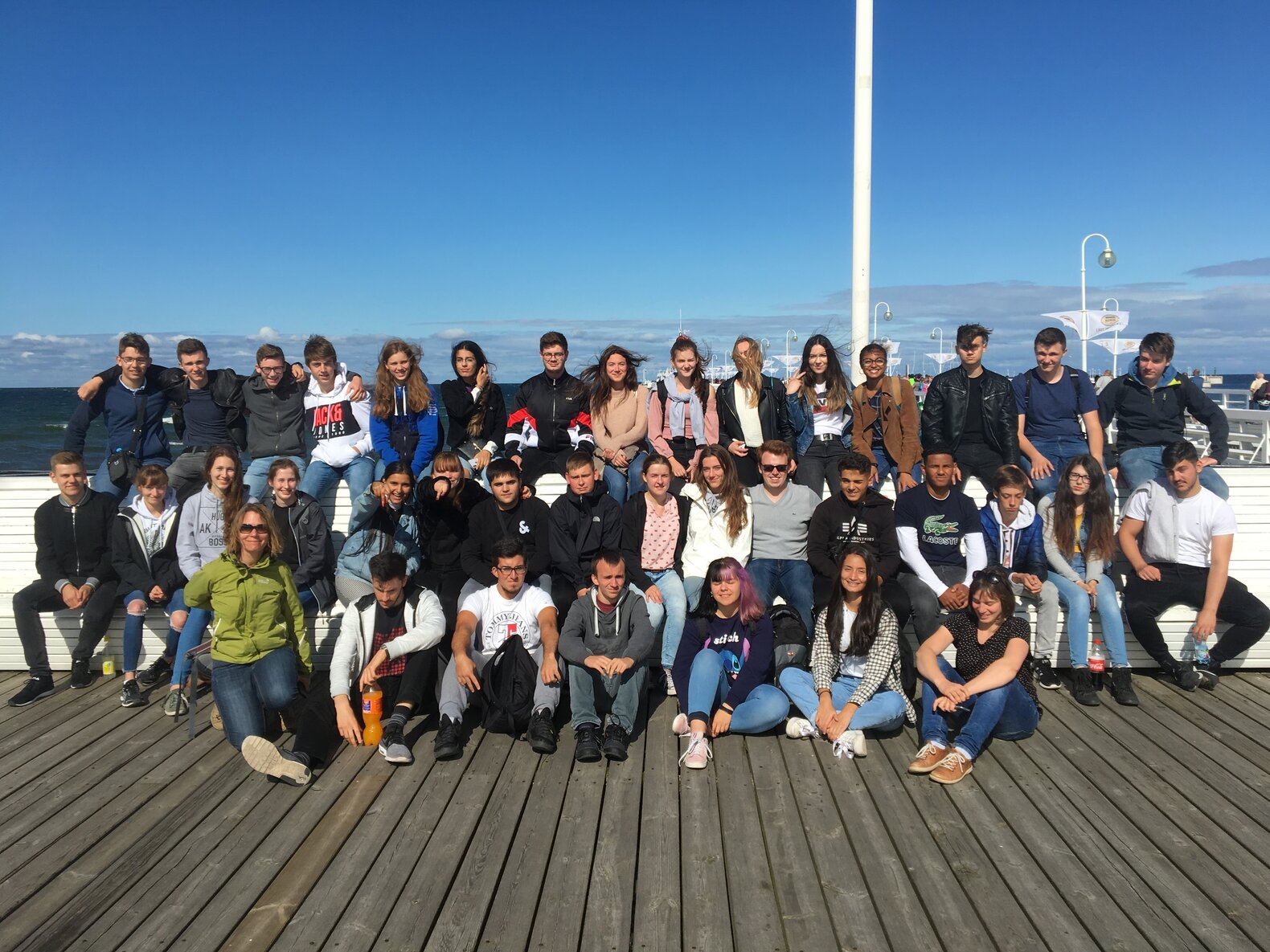 Schüler*innen auf einem Pier.