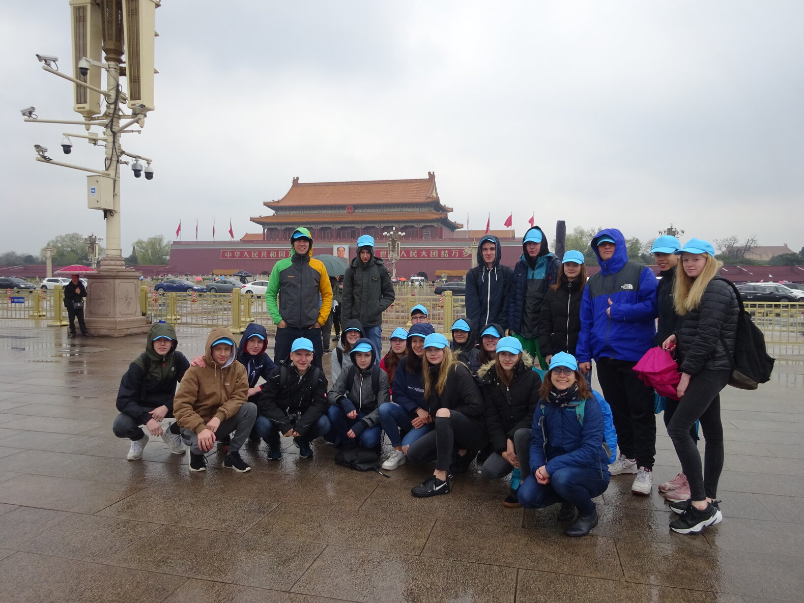 Schüler*innen, die für ein Foto in China posieren.